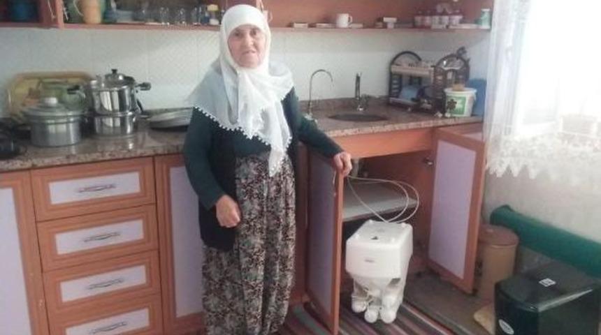 Su Kontrol&uuml; I&ccedil;in Geldiklerini S&ouml;yleyip, Arıtma Cihazı Sattılar