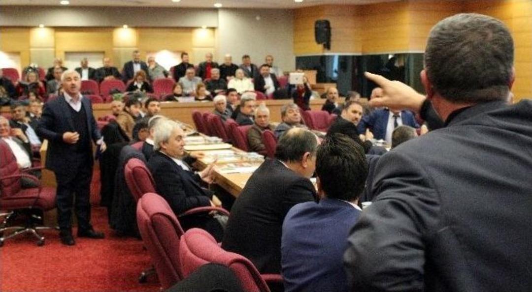 Yılın İlk Belediye Meclisinde Karar &Ouml;zeti Okutulması Gerginliği