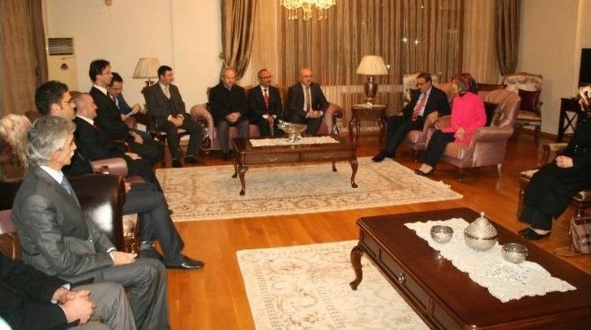 Vali Su Ve Eşi &Ouml;ğretmenleri Ağırladı