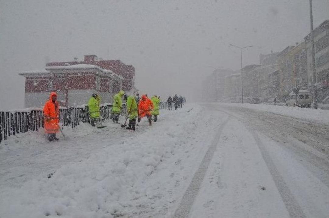 Trabzon Şehir Merkezinde Karla M&uuml;cadele &Ccedil;alışmaları S&uuml;r&uuml;yor