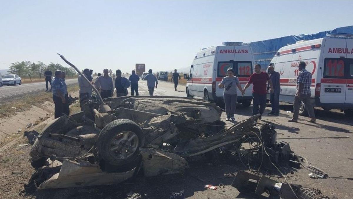 Karşı Y&ouml;ndeki Tıra &Ccedil;arpan Otomobil Parampar&ccedil;a Oldu