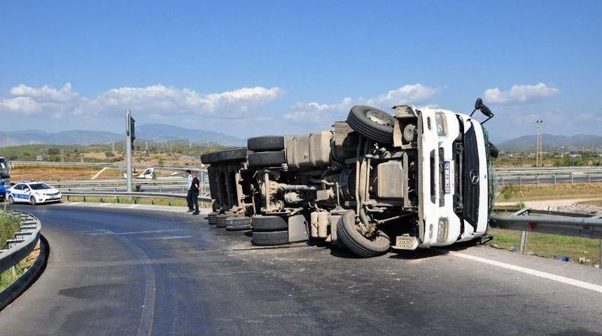 Manavgat&rsquo;ta Virajı Alamayan Tır Devrildi: 1 Yaralı
