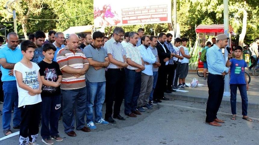 Muhammed Mehdi Akif İ&ccedil;in Gıyabi Cenaze Namazı Kılındı