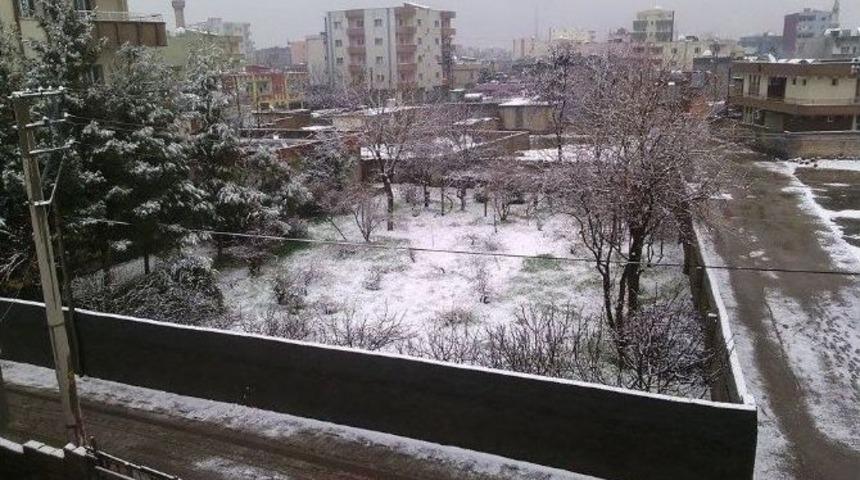 İdil&rsquo;de Yılın İlk Karı Yağdı