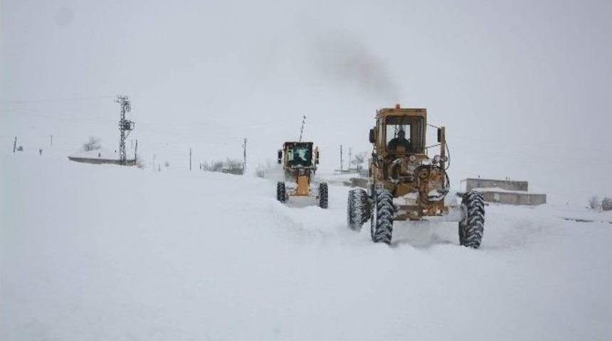 Niğde&rsquo;de Karla M&uuml;cadele &Ccedil;alışmaları S&uuml;r&uuml;yor