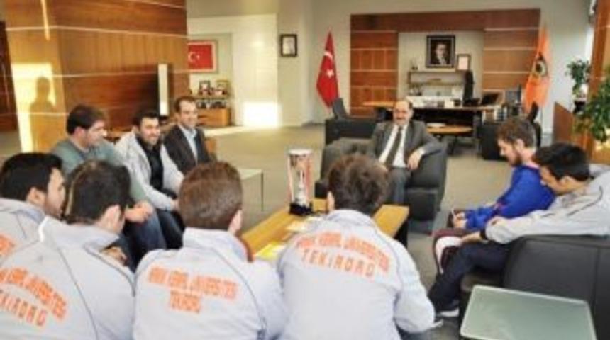 Basketbolun Şampiyonları Kupayı Nk&uuml; Rekt&ouml;r&uuml; Prof. Dr. Osman Şimşek&rsquo;e Hediye Etti