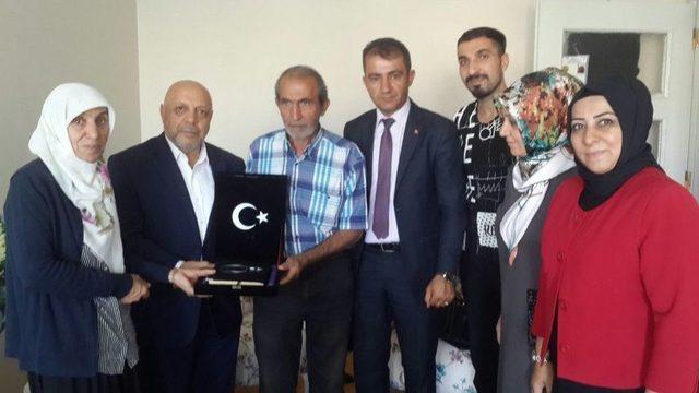 Hak-iş Konfederasyonu Genel Başkanı Arslan, Şehit Ailelerini Ziyaret Etti