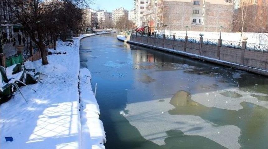 Porsuk &Ccedil;ayı Yer Yer Buz Tuttu