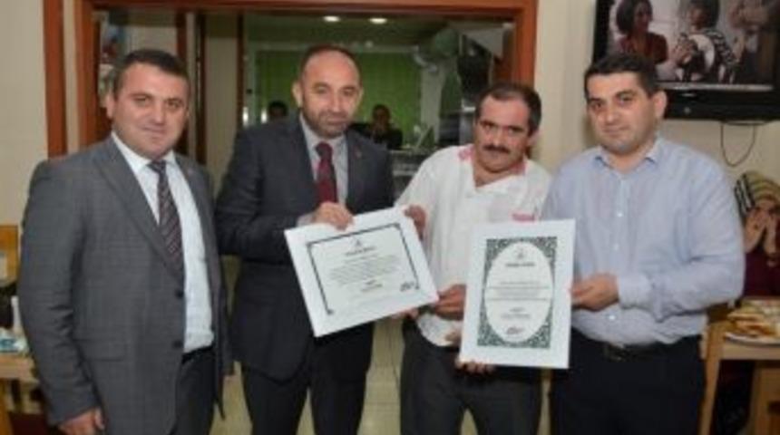 Başkan &Uuml;z&uuml;lmez, Tarak&ccedil;ı Kardeşlere &Ouml;rnek İşyeri Belgesi Verdi