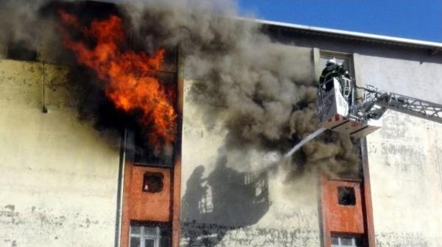 Hatay&rsquo;Da S&uuml;nger Mağazasında Yangın