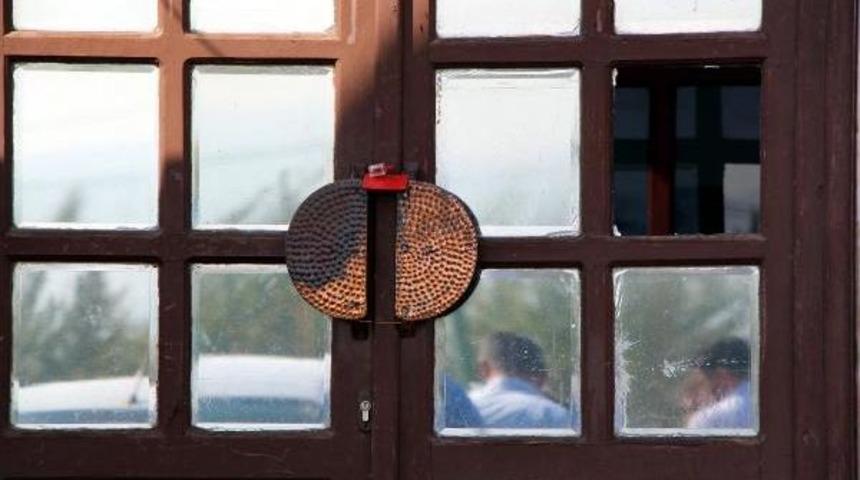 M&uuml;h&uuml;r&uuml; S&ouml;k&uuml;p Otele Giren M&uuml;d&uuml;r Ve Ağabeyine G&ouml;zaltı