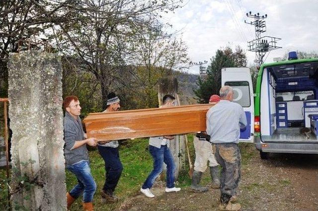 (özel Haber) Defin Ruhsatı İçin Ölen Kadının Mezarı Yeniden Açıldı