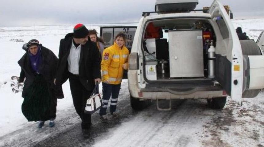 Karda Mahsur Kalan Hamile Kadını Taşıyan Ambulans Kaza Yaptı