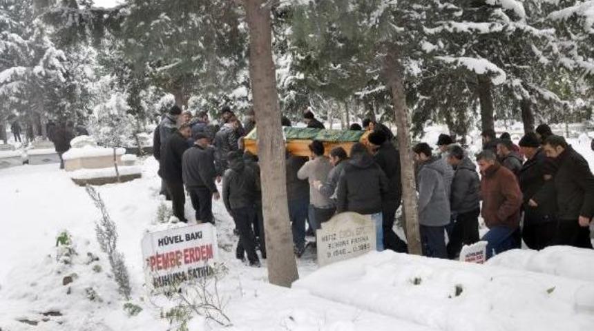 Kar Lastiği Olmayan Servis Midib&uuml;s&uuml; Devrildi: 1 Kadın Iş&ccedil;i &Ouml;ld&uuml;, 20 Yaralı(2)