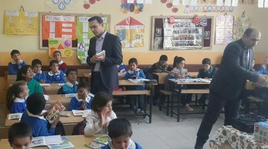 Diyadin Kaymakamlığı&rsquo;ndan Kitap Dağıtımı