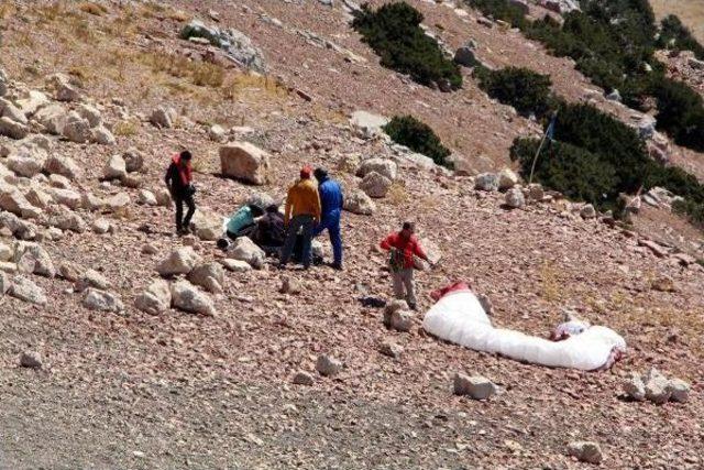 Rus Pilot 70 Metre Yükseklikten Yere Çakılıp, Yaralandı