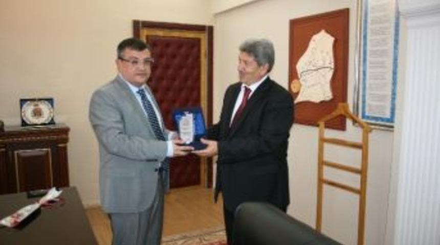 Ada&rsquo;ya Desteklerinden Dolayı Plaket Verdiler