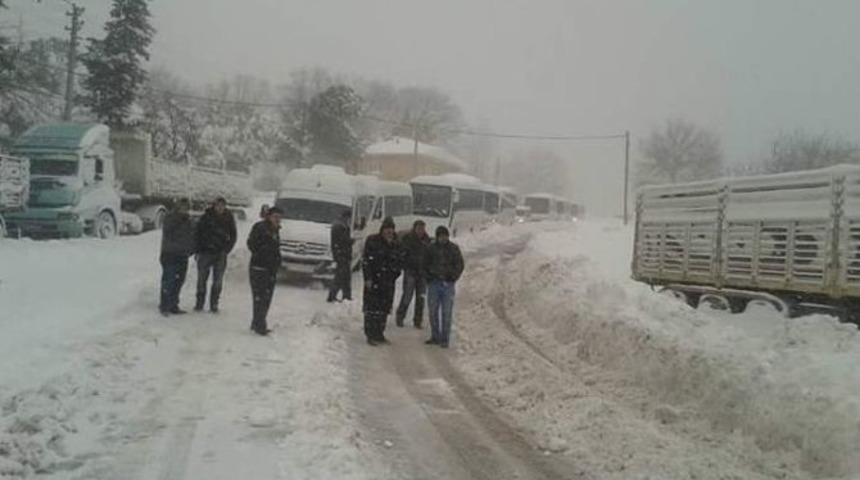 Dağ Yolunda Kar &Ccedil;ilesi