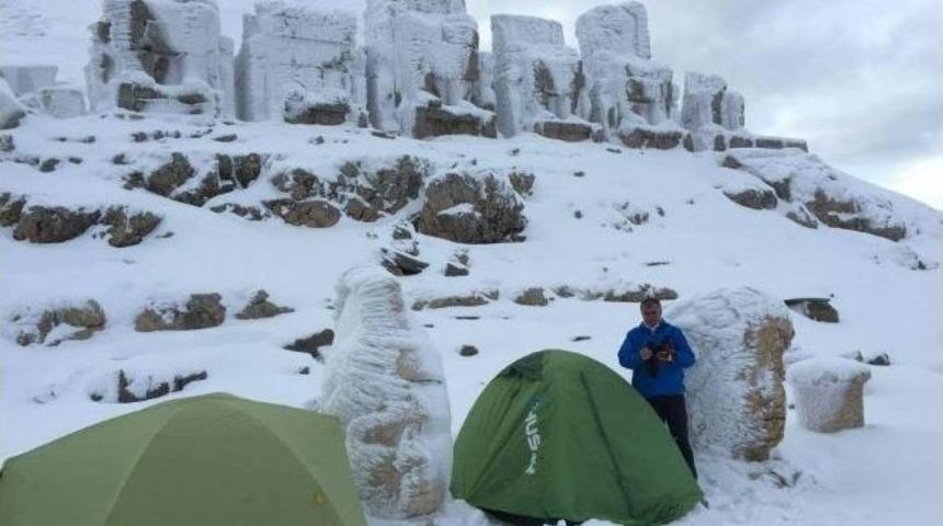 Dağcılar Beyaza B&uuml;r&uuml;nen Nemrut Dağı&rsquo;na &Ccedil;ıktı