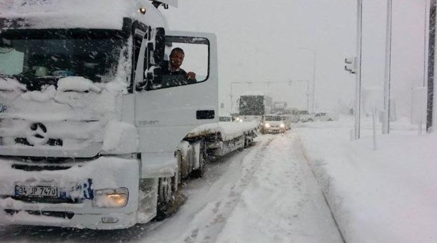Karadeniz Sahil Yolu&rsquo;nda Devrilen Tır Ulaşımı Fel&ccedil; Etti
