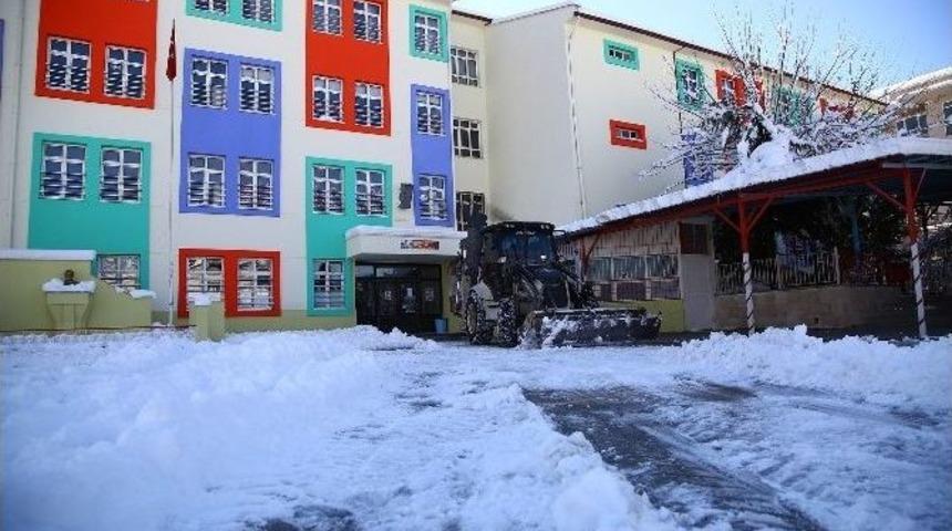 Okullarda Da Kar Temizliği Yapılıyor