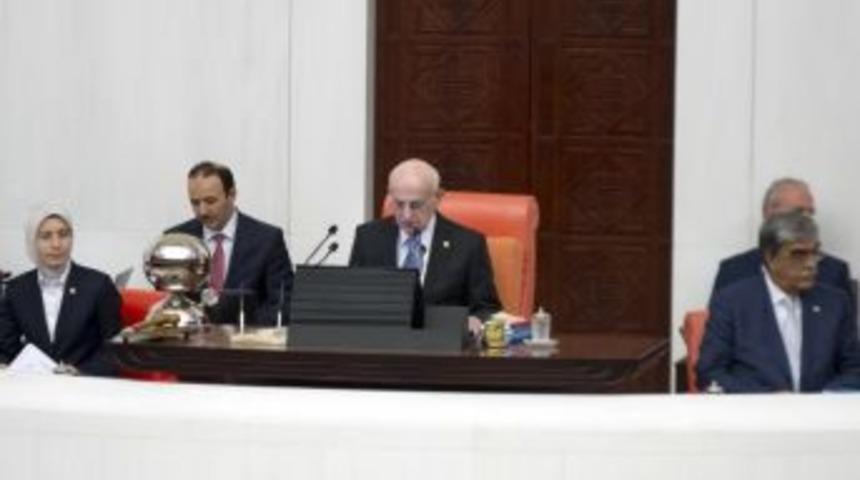 Meclis&rsquo;te Bir İlk, Meclis Başkanı Kahraman Frak Giymedi