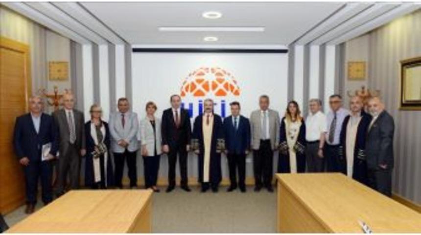 Rekt&ouml;r Alkan C&uuml;ppe Giydirdi