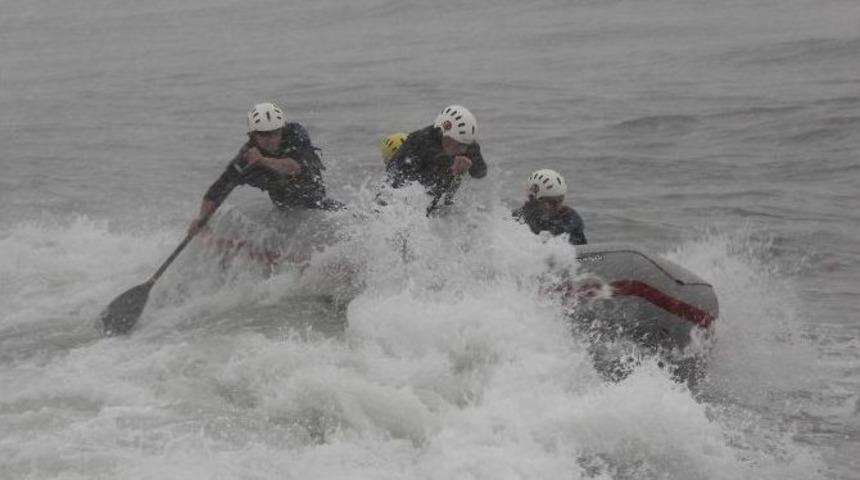 Kar Yağışı Ve Fırtınaya Aldırış Etmeden Denizde Rafting Yaptılar