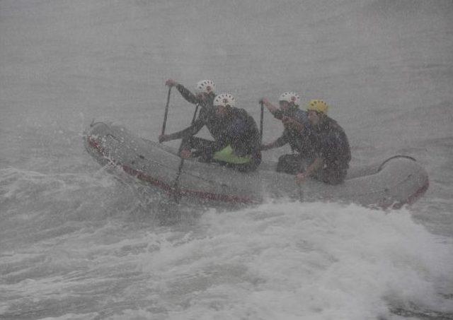 Kar Yağışı Ve Fırtınaya Aldırış Etmeden Denizde Rafting Yaptılar 1