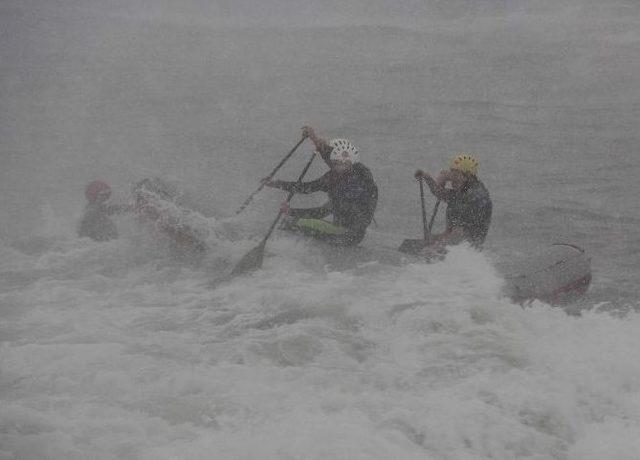 Kar Yağışı Ve Fırtınaya Aldırış Etmeden Denizde Rafting Yaptılar 2