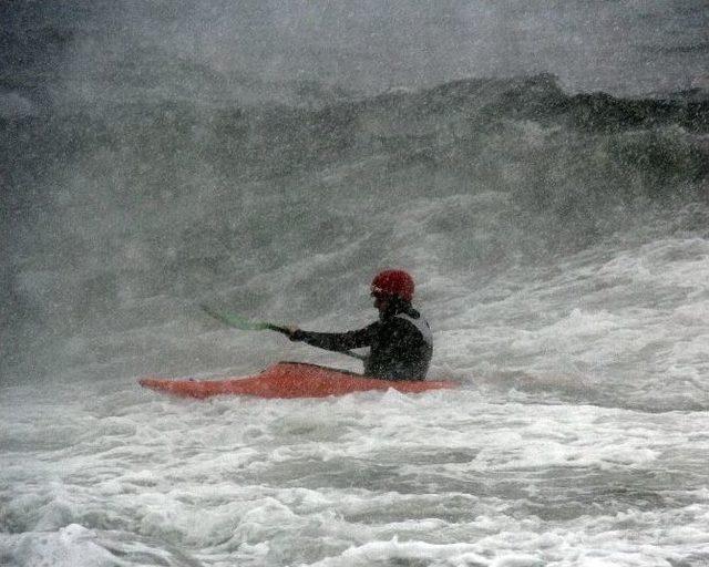 Kar Yağışı Ve Fırtınaya Aldırış Etmeden Denizde Rafting Yaptılar 3