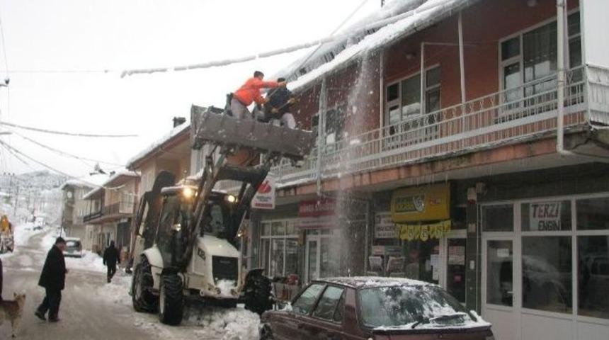 Keles&rsquo;te Kar Sebebiyle &Ccedil;&ouml;kebilecek &Ccedil;atılar Temizleniyor
