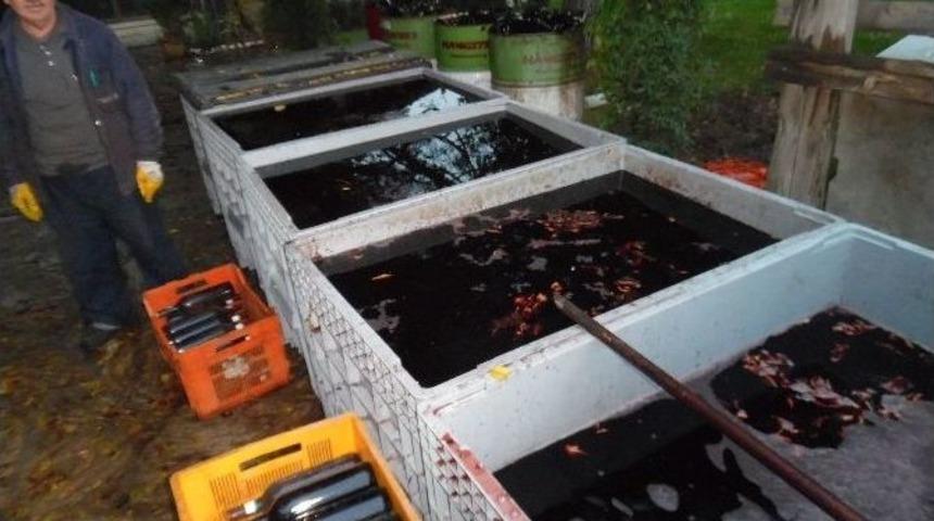 Darıca&rsquo;da Bandrols&uuml;z 12 Bin 700 Adet Şişe Şarap İmha Edildi