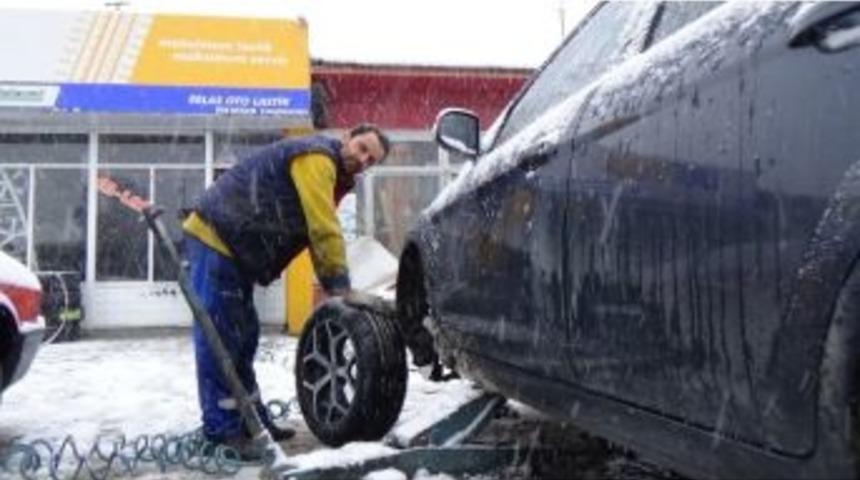 Erzincan&rsquo;da Kar Yağışıyla Ara&ccedil; S&uuml;r&uuml;c&uuml;leri Lastikcilere Akın Etti