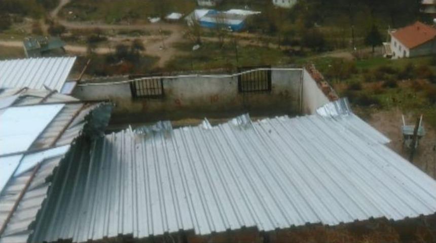 Şiddetli Fırtına Besi &Ccedil;iftliğinin &Ccedil;atısını U&ccedil;urdu