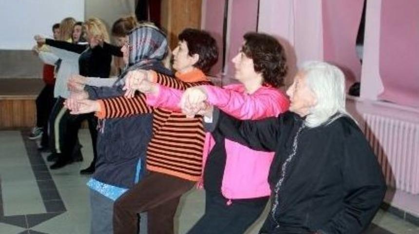 Bastonuyla Folklor Oynayan Nine Dudak U&ccedil;uklatıyor