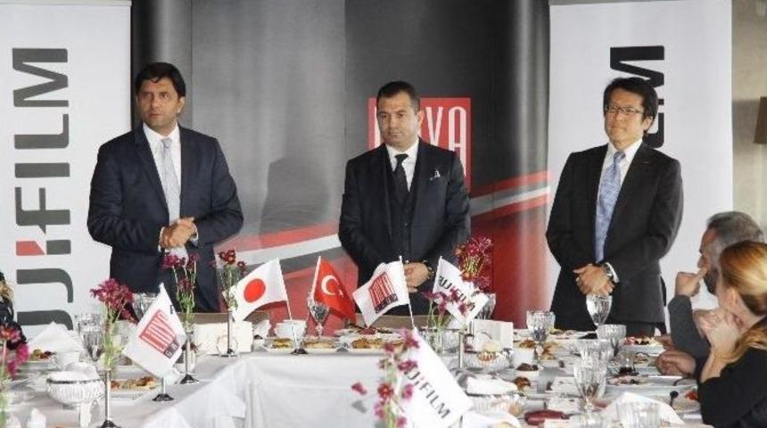 Uv Geniş Formatta B&uuml;y&uuml;k İş Birliği