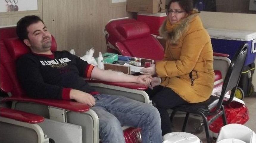 &Ccedil;anlılar Kızılay&rsquo;a Tır&rsquo;da 47 &Uuml;nite Kan Bağışladılar