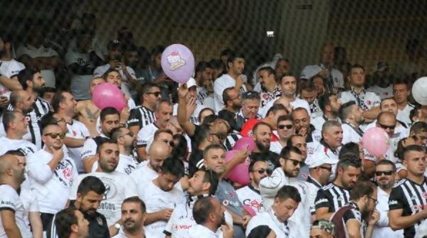 Beşiktaşlı Taraftarlar Balon U&ccedil;urdu