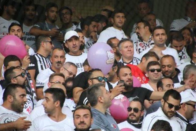 Beşiktaşlı Taraftarlar Balon Uçurdu