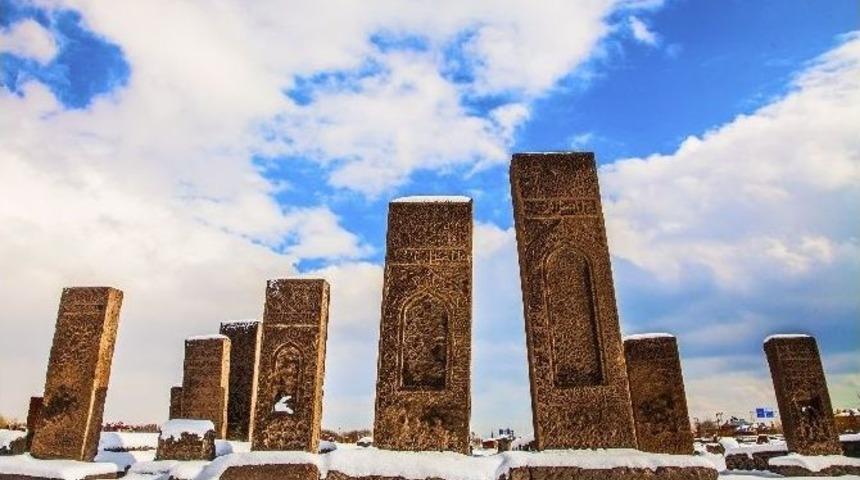 Ahlat&rsquo;ta Kar Yağışı