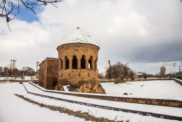 Ahlat’ta Kar Yağışı