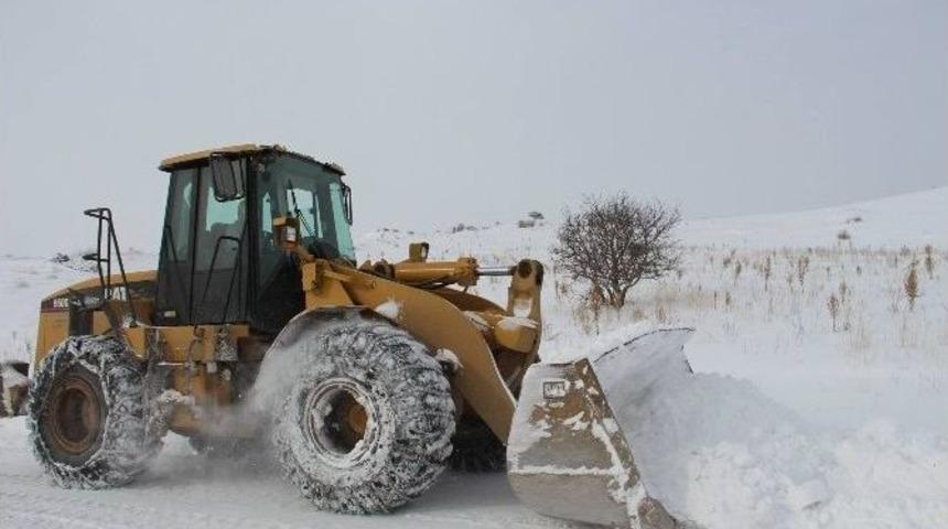 Erzurum&rsquo;da Kapalı K&ouml;y Yollarını Ulaşıma A&ccedil;mak İ&ccedil;in Seferber Oldular