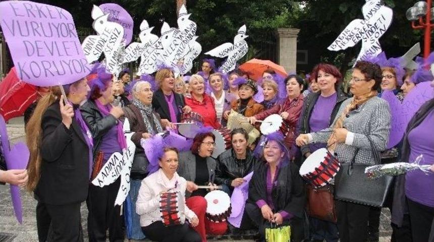 Chp&rsquo;li Kadınlar Şiddete Karşı Davul &Ccedil;alarak Y&uuml;r&uuml;d&uuml;