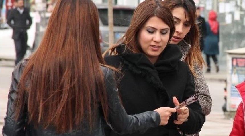 Elazığ&rsquo;da Şarkın Gen&ccedil;leri &rsquo;kadına Şiddete Hayır&rsquo; İ&ccedil;in Broş&uuml;r Dağıttı