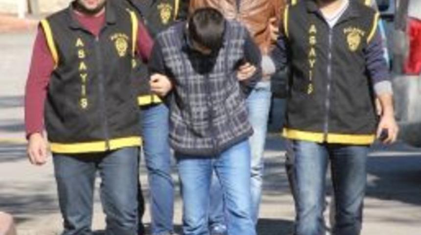 Telefon Dolandırıcıları Kırmızı Işıkta Yakalandı