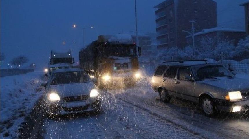 Karadeniz Sahil Yolu’nda Tırlar Ulaşımı Olumsuz Etkiliyor