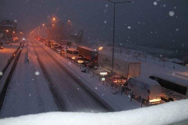 Karadeniz Sahil Yolu’nda Tırlar Ulaşımı Olumsuz Etkiliyor