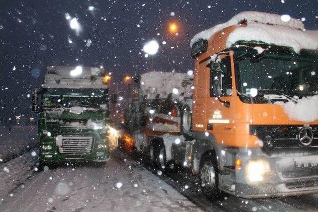 Karadeniz Sahil Yolu’nda Tırlar Ulaşımı Olumsuz Etkiliyor