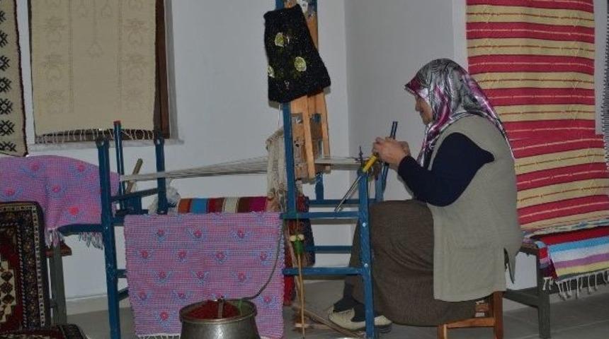 &Ccedil;ıpıt Dokuma Sergisi A&ccedil;ıldı